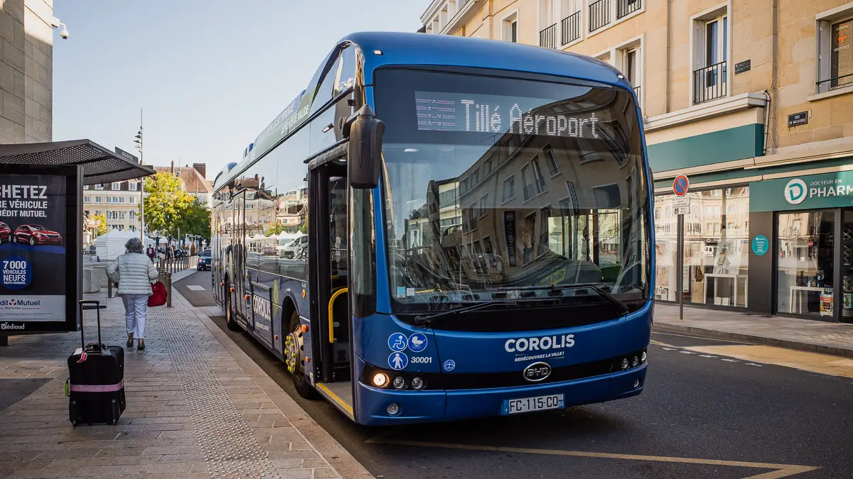 Beauvais Ligne 6 bus at Hotel de Ville.
