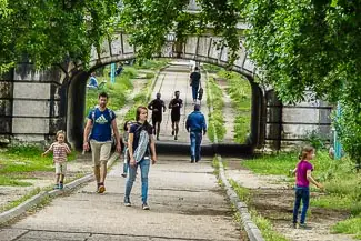 Walkers on Île aux Cygnes