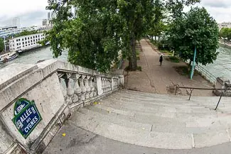Steps from Pont de Bir Hakeim to Island of the Swans