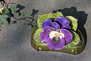Ceramic flowers on grave, Le Cimeti�re des chiens d'Asni�res-sur-Seine near Paris